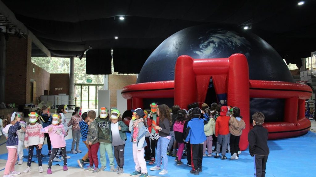 Un cierre cósmico: Planetario Móvil Colombia visita el Colegio Campoalegre en Sopó