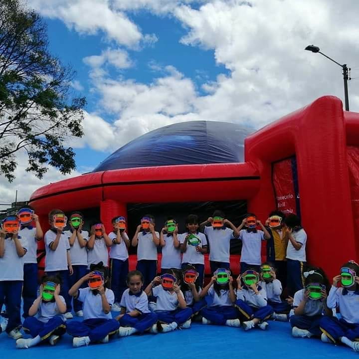 Alegría bajo las estrellas: Planetario Móvil Colombia visita el Jardín Infantil La Fresita Feliz