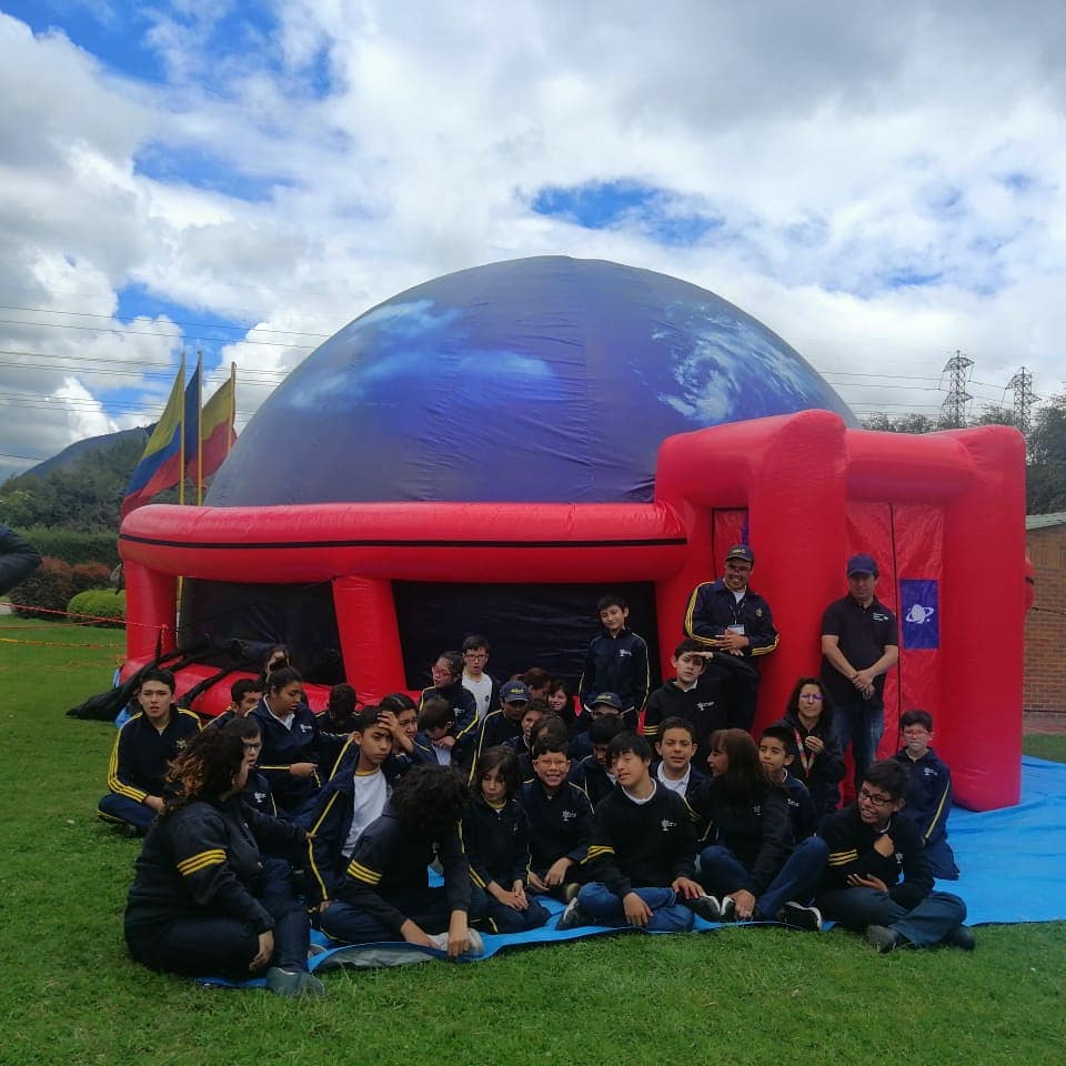 Una ventana al universo: El Nuevo Gimnasio La Cúspide recibe al Planetario Móvil Colombia