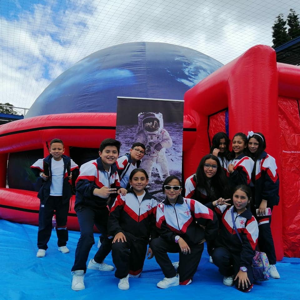 El cosmos inspira: Planetario Móvil Colombia deslumbra en el Colegio Parroquial San Luis Gonzaga