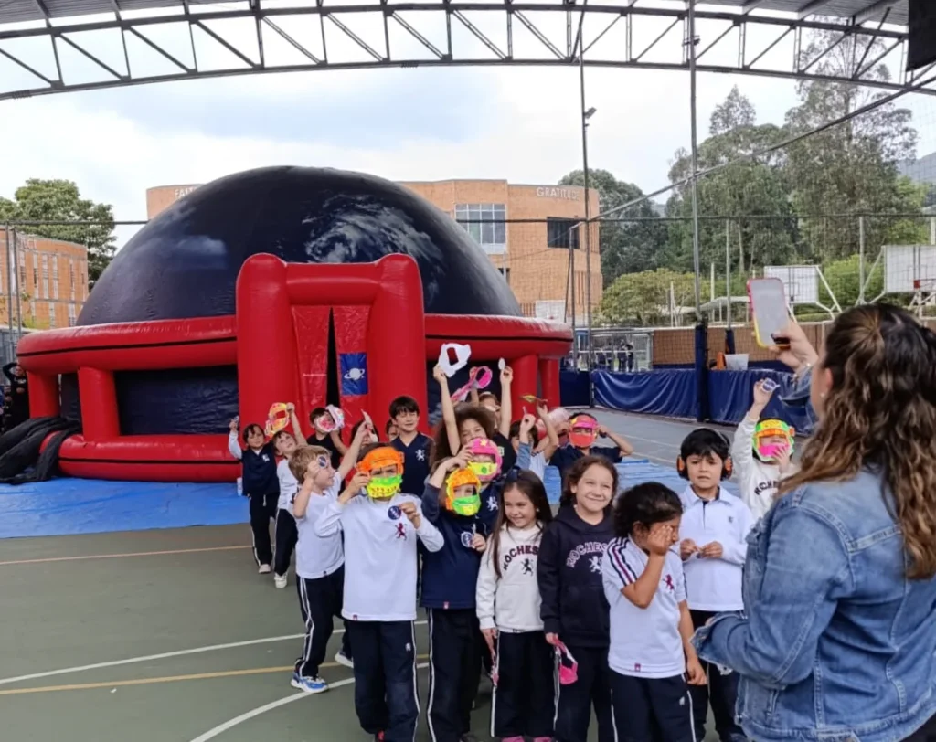 Más que estrellas: Planetario Móvil Colombia regresa al Rochester School con ciencia y creatividad