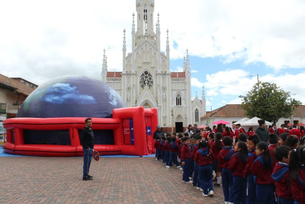 Planetario Móvil Colombia ilumina la Feria de Emprendimiento Juvenil en Ubaté, Cundinamarca