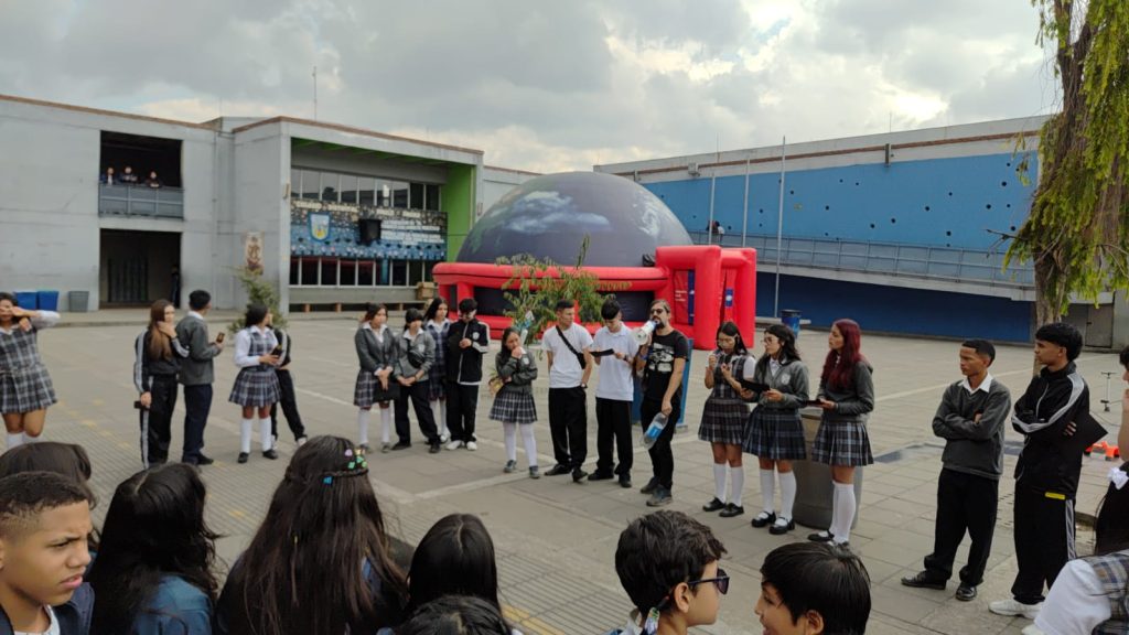 Un Viaje Cósmico en el Colegio Paulo Freire: La Visita del Planetario Móvil Colombia