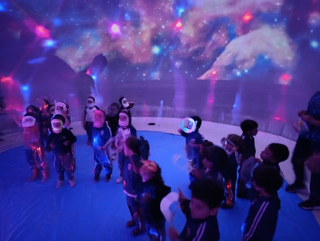 🌌 Un Viaje Estelar: Planetario Móvil Colombia en el Colegio Bilingüe Colombo Británico de Zipaquirá