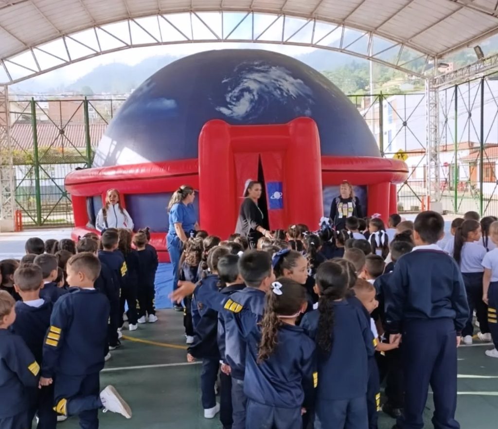 Un viaje estelar en Cáqueza: El Planetario Móvil Colombia inspira a más de 600 estudiantes