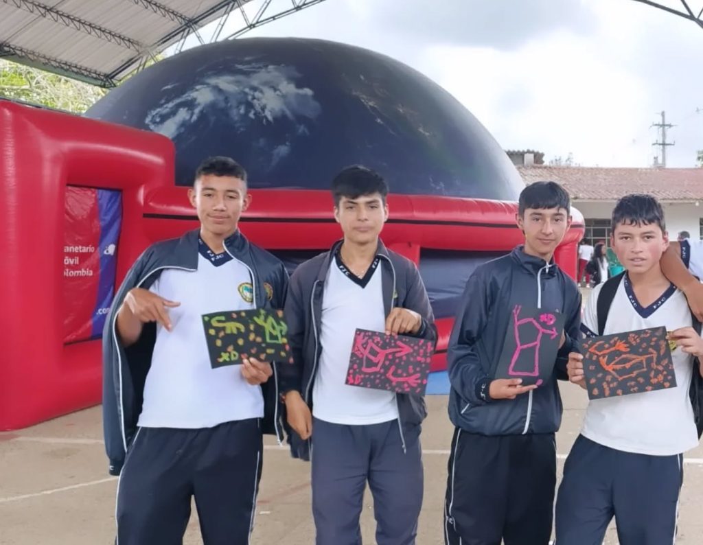 La IE Francisco José de Caldas se embarca en un viaje por el universo con el Planetario Móvil Colombia