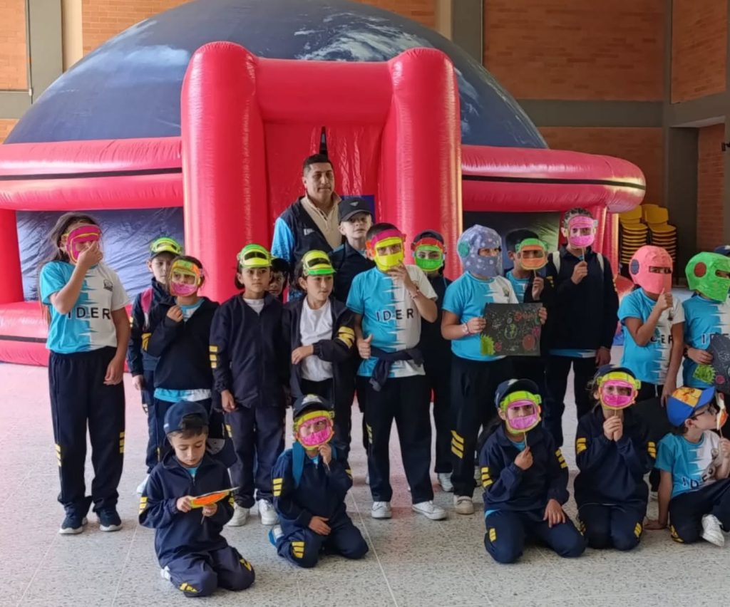 Un viaje por el cosmos en Fosca: El Planetario Móvil Colombia deslumbra a la IE de Desarrollo Rural