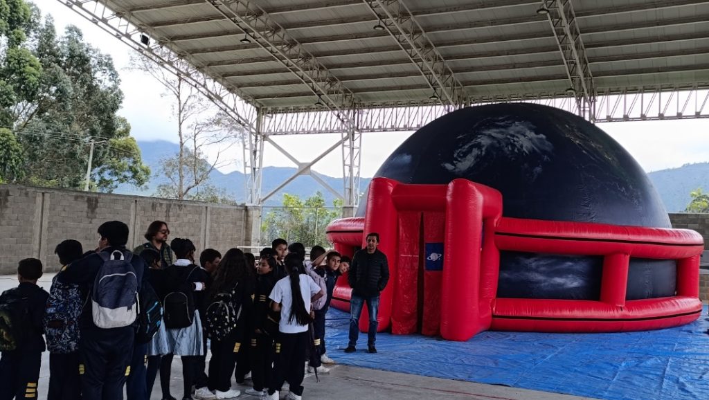 La Violeta viaja al espacio: PLANETARIO MOVIL COLOMBIA en Sopó